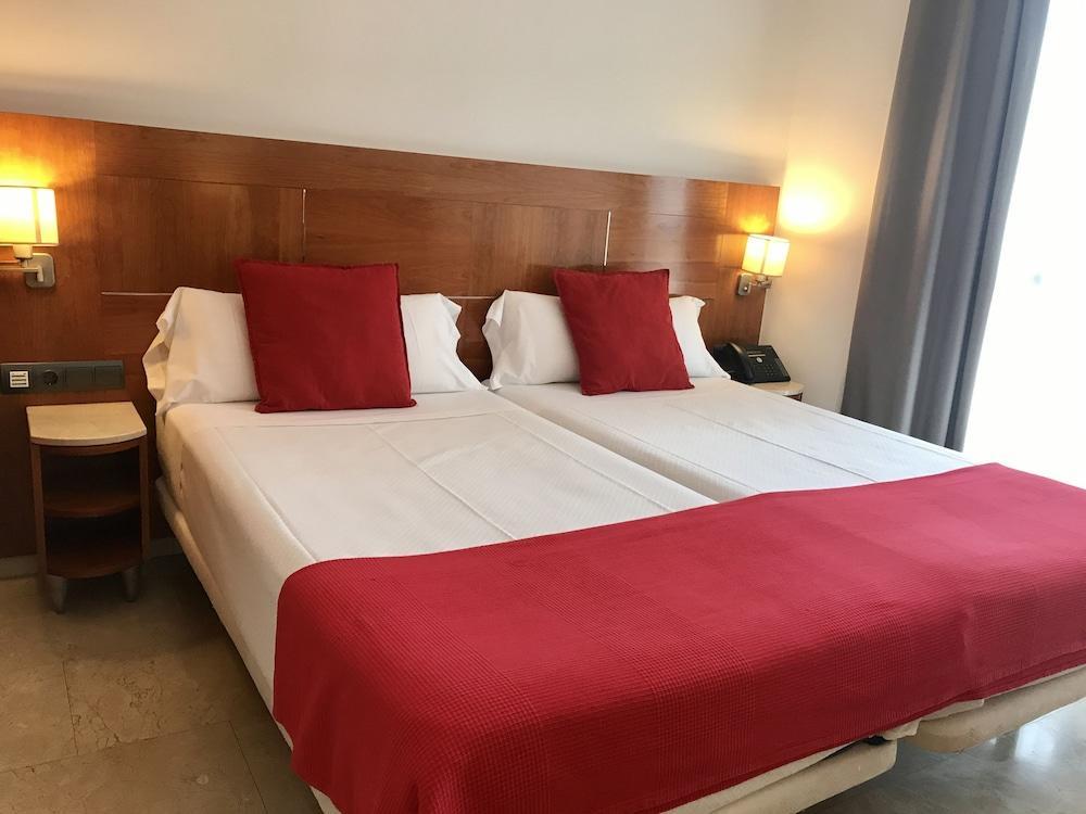 Hotel Calasanz Molins de Rei Extérieur photo