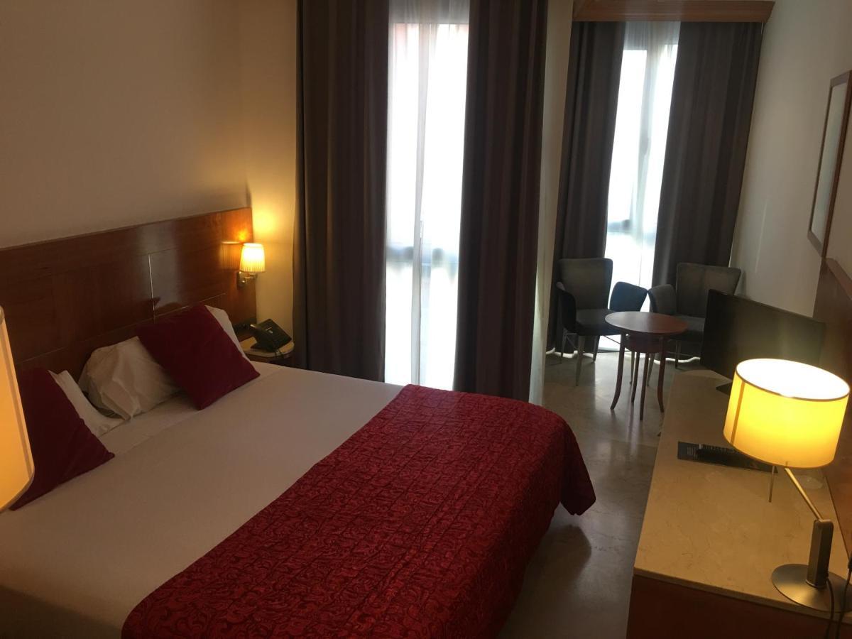 Hotel Calasanz Molins de Rei Extérieur photo