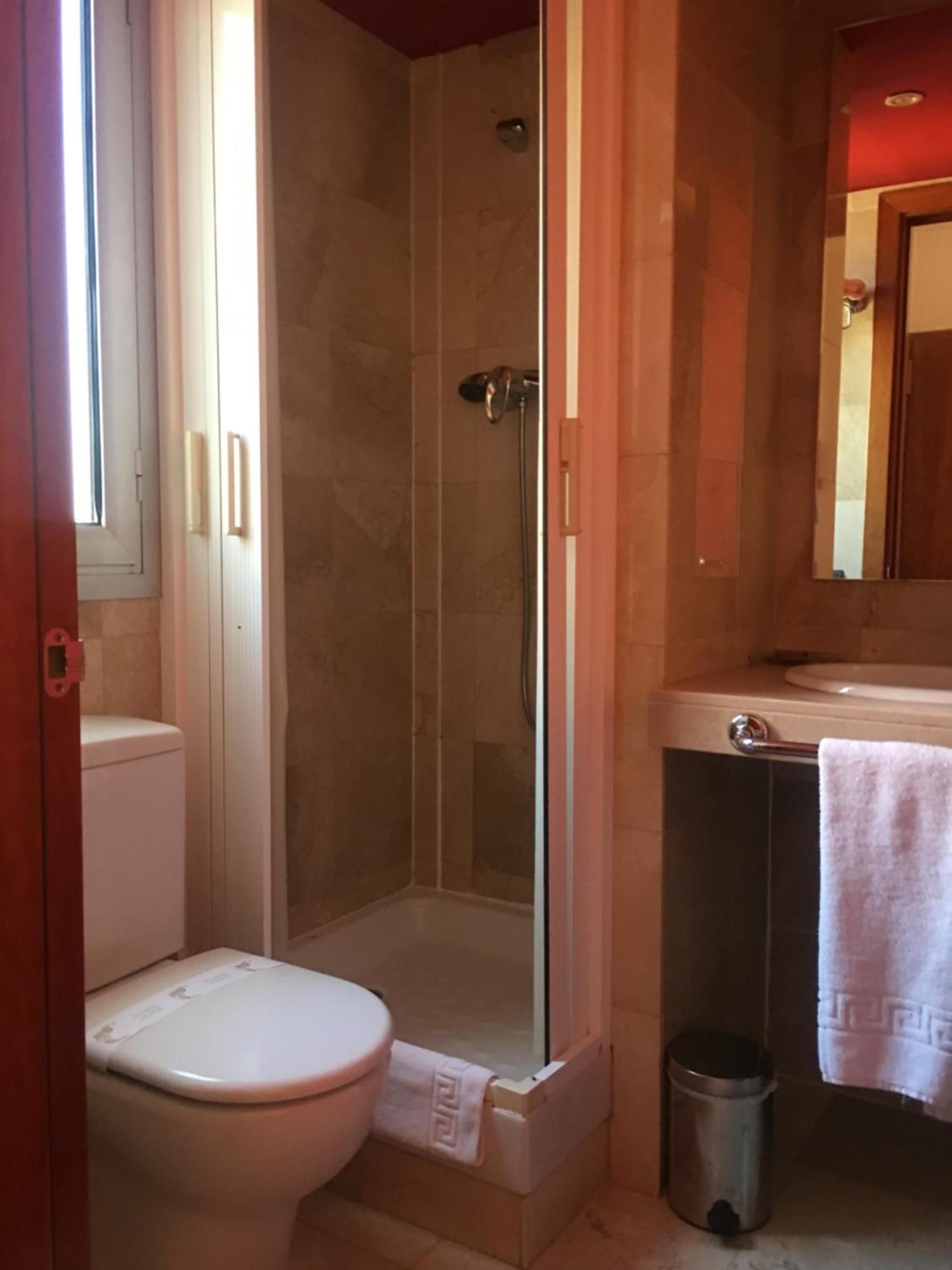 Hotel Calasanz Molins de Rei Extérieur photo