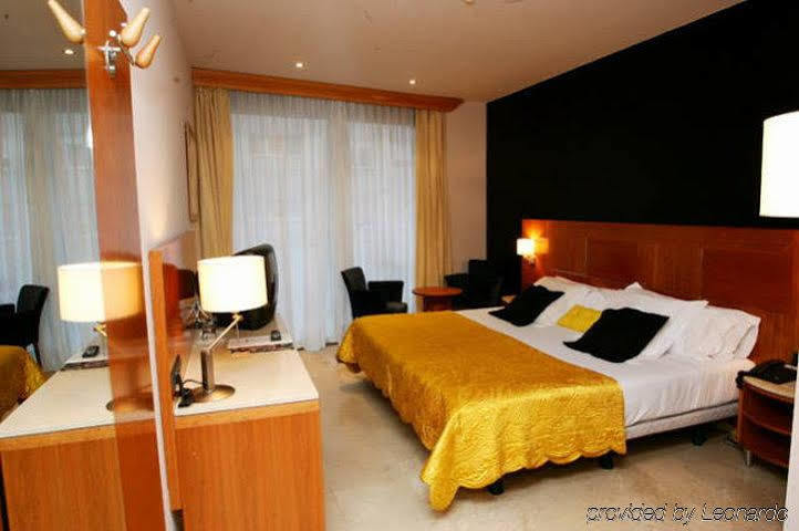 Hotel Calasanz Molins de Rei Chambre photo
