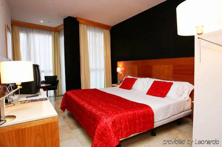 Hotel Calasanz Molins de Rei Chambre photo
