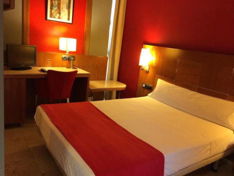 Hotel Calasanz Molins de Rei Extérieur photo